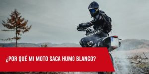 por qué mi moto saca humo blanco del escape