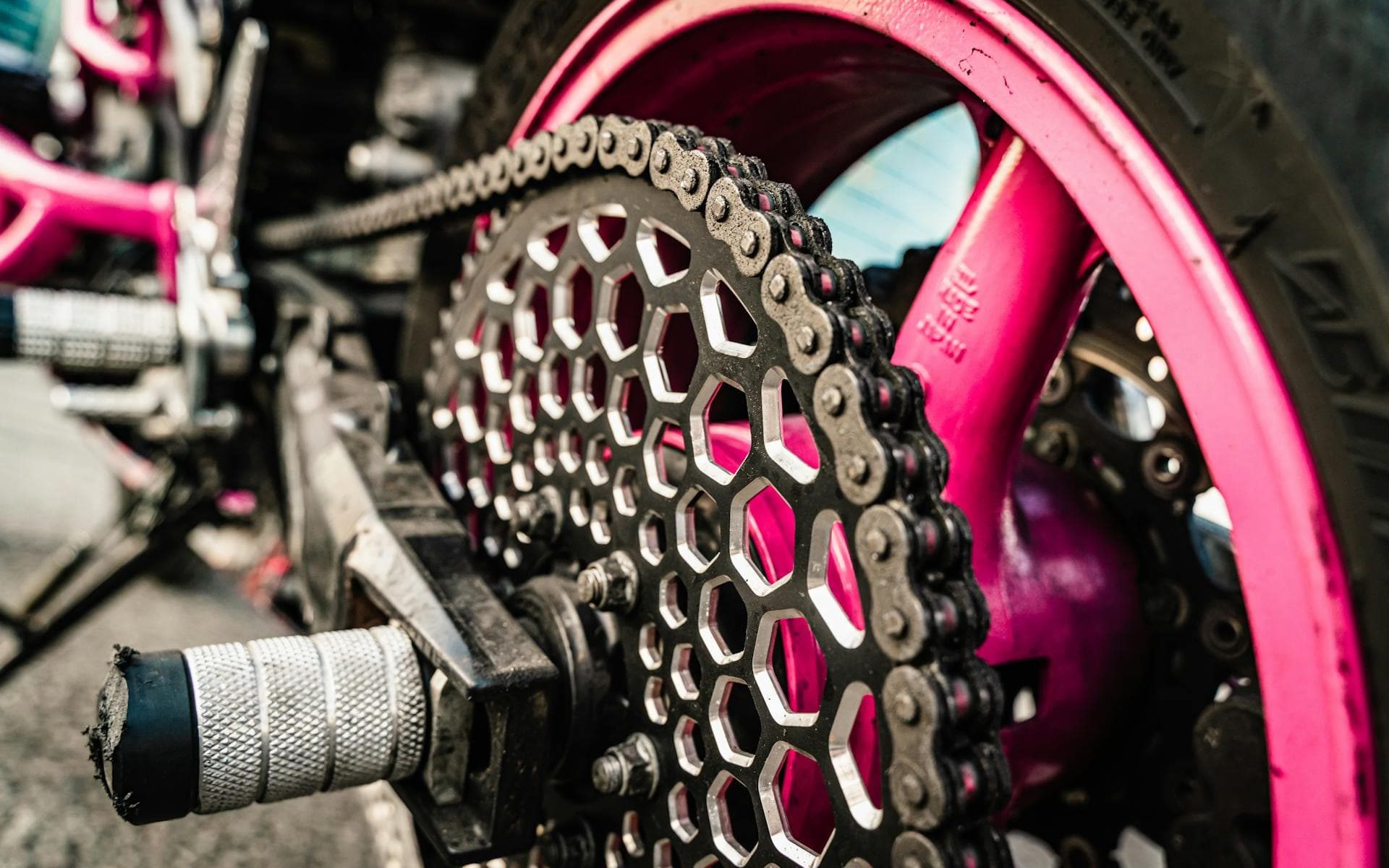 Qué pasa si la cadena de la moto queda muy floja